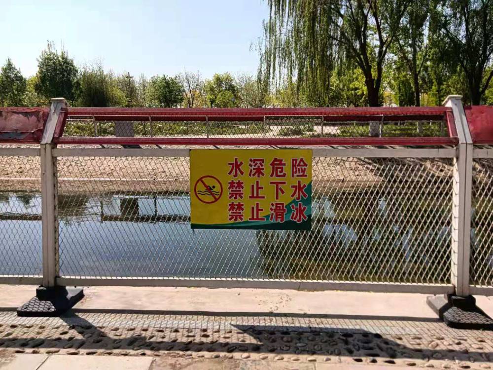 高速公铁路防眩网与河道防撞防坠落防护栏 多功能钢材网栏的应用与优势